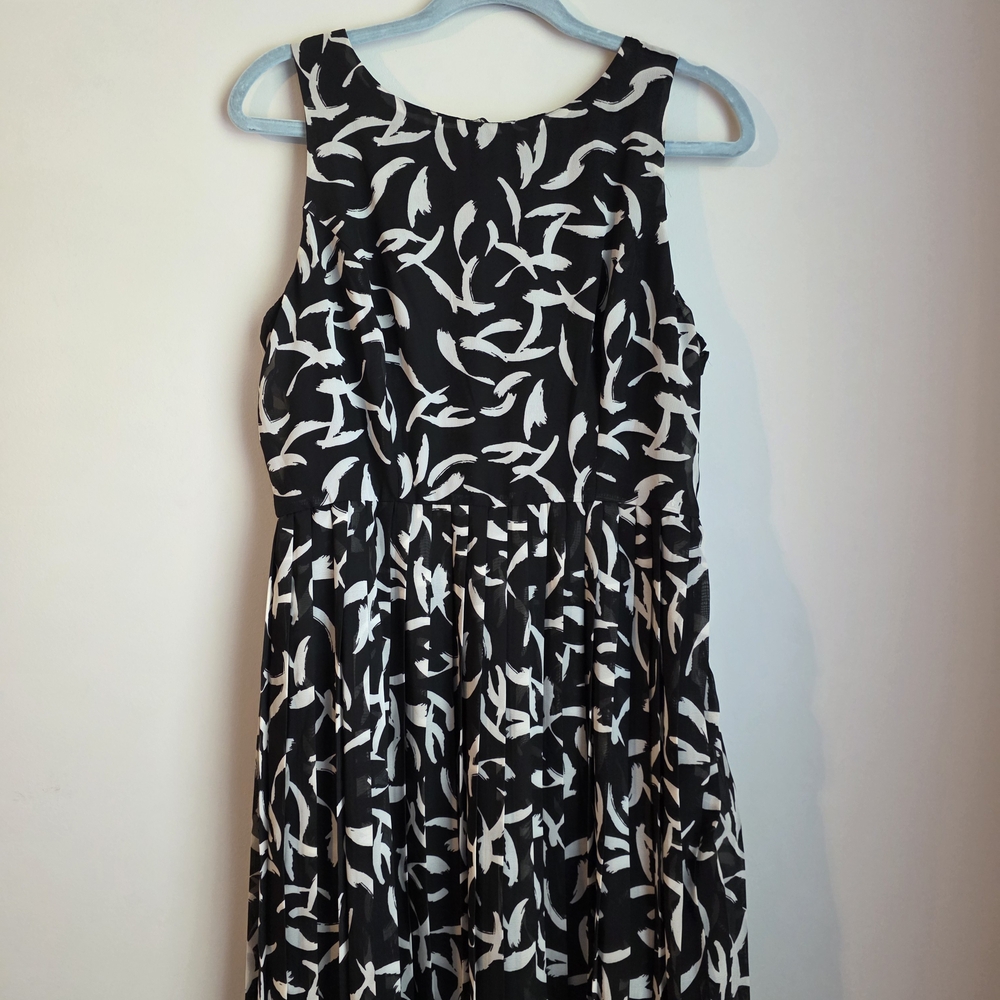 Elegant Black and White Gap Patterned Dress